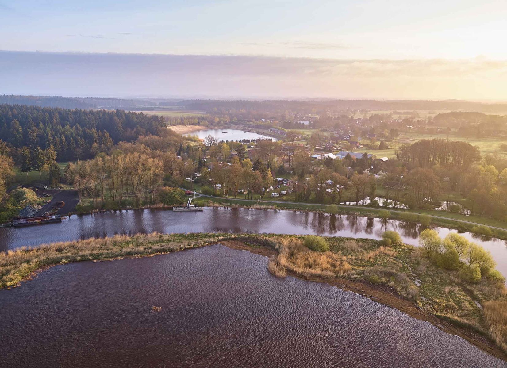 Luftaufnahme von dem Fluss Oste samt der Pütte nahe dem Ferienpark Geesthof im Osteland
