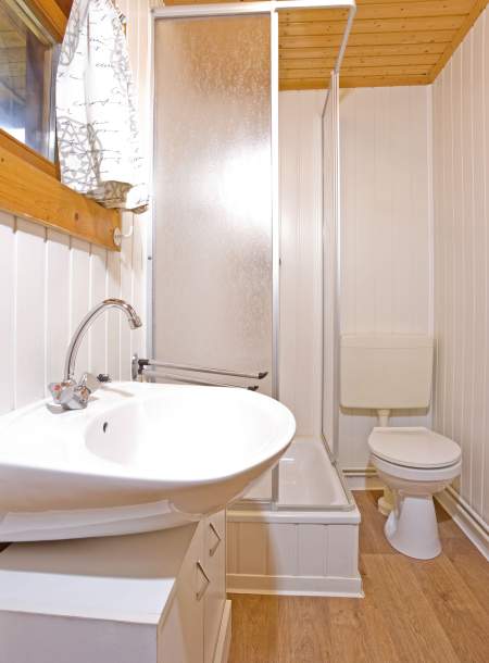 Foto von dem Duschbad im kleinen Blockhaus 342.