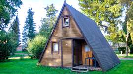 A-förmiges Holzferienhaus mit Steildach im Geesthof Ferienpark