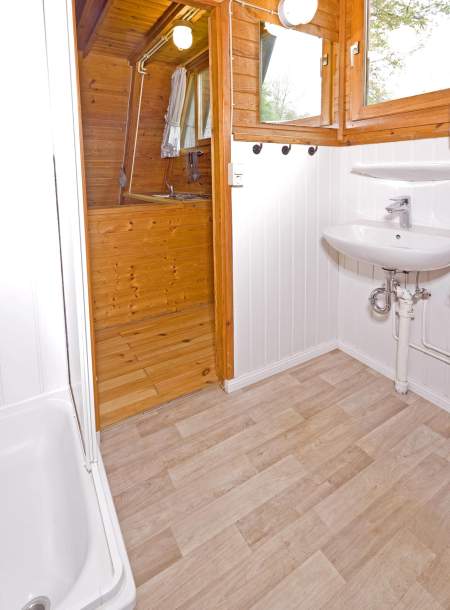 Foto von dem Eingang zum Duschbad im Nurdachhaus 378.