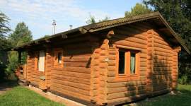 Blockhütte aus Rundholz mit überdachter Veranda im Geesthof Ferienpark