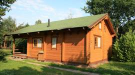 Großes Blockhaus mit grünem Dach im Geesthof Ferienpark