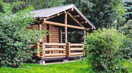 Blockhütte aus Rundholz mit überdachter Veranda im Geesthof Ferienpark