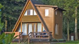 Großes A-Ferienhaus mit Holzveranda im Geesthof Ferienpark