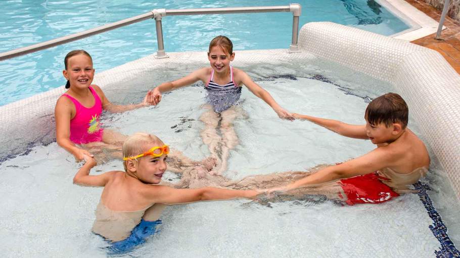 Foto von vier Kindern, die im Whirlpool sitzen.