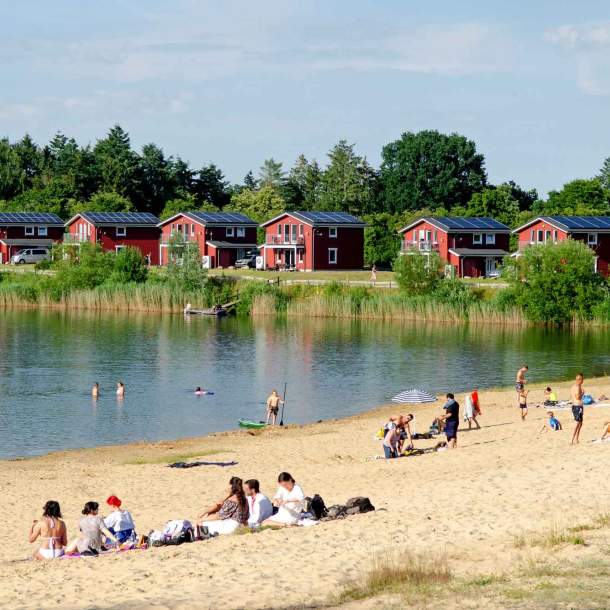 Foto vom Strand am Geestsee mit vielen Strandgästen.