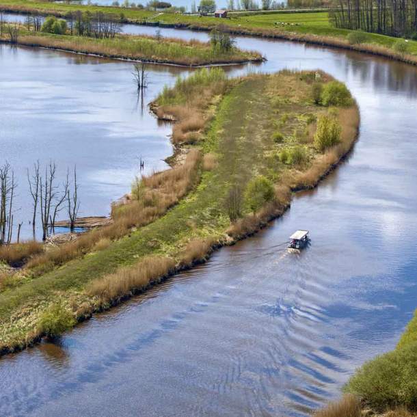 Foto des Püttenhüppers, der auf der Oste in einer der Windungen fährt.