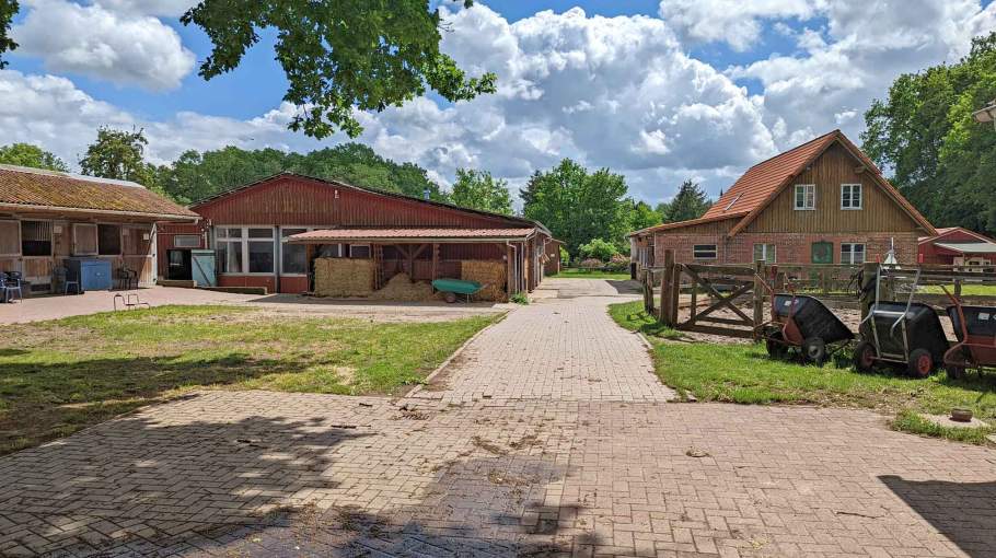 Foto des Reitstallgeländes beim Ferienpark Geesthof.