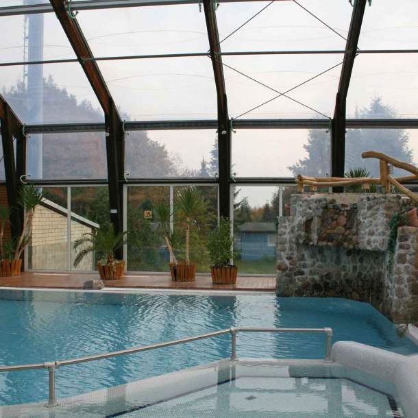 Foto des Schwimmbads "Badeparadies" mit Wasserfall und Kinderbecken.