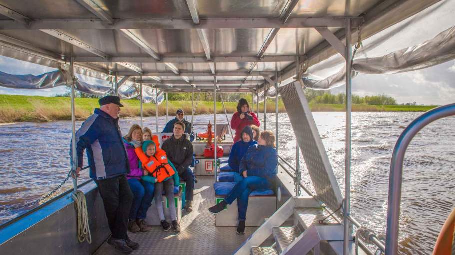 Foto des Ausflugsbootes "Püttenhüpper" mit Kapitänen und Passagieren.