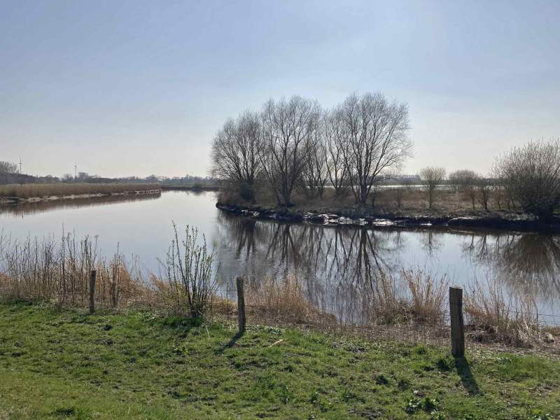 Foto von der Oste mit einer Windung um die Pütte herum.