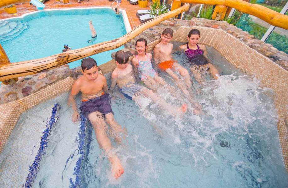 Foto von Kindern im Whirlpool des Schwimmbades "Badeparadies".