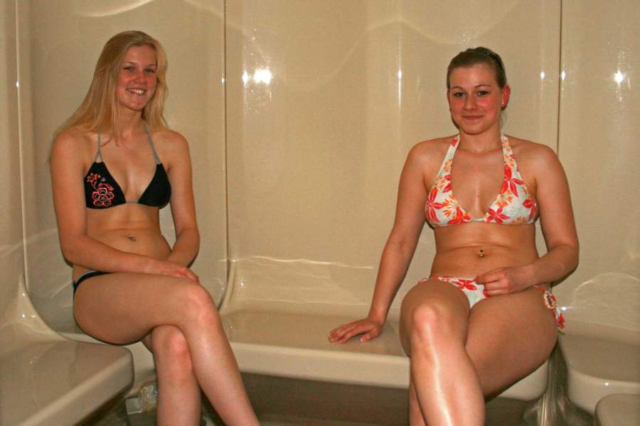 Foto eines Dampfbades in dem zwei Frauen sitzen.