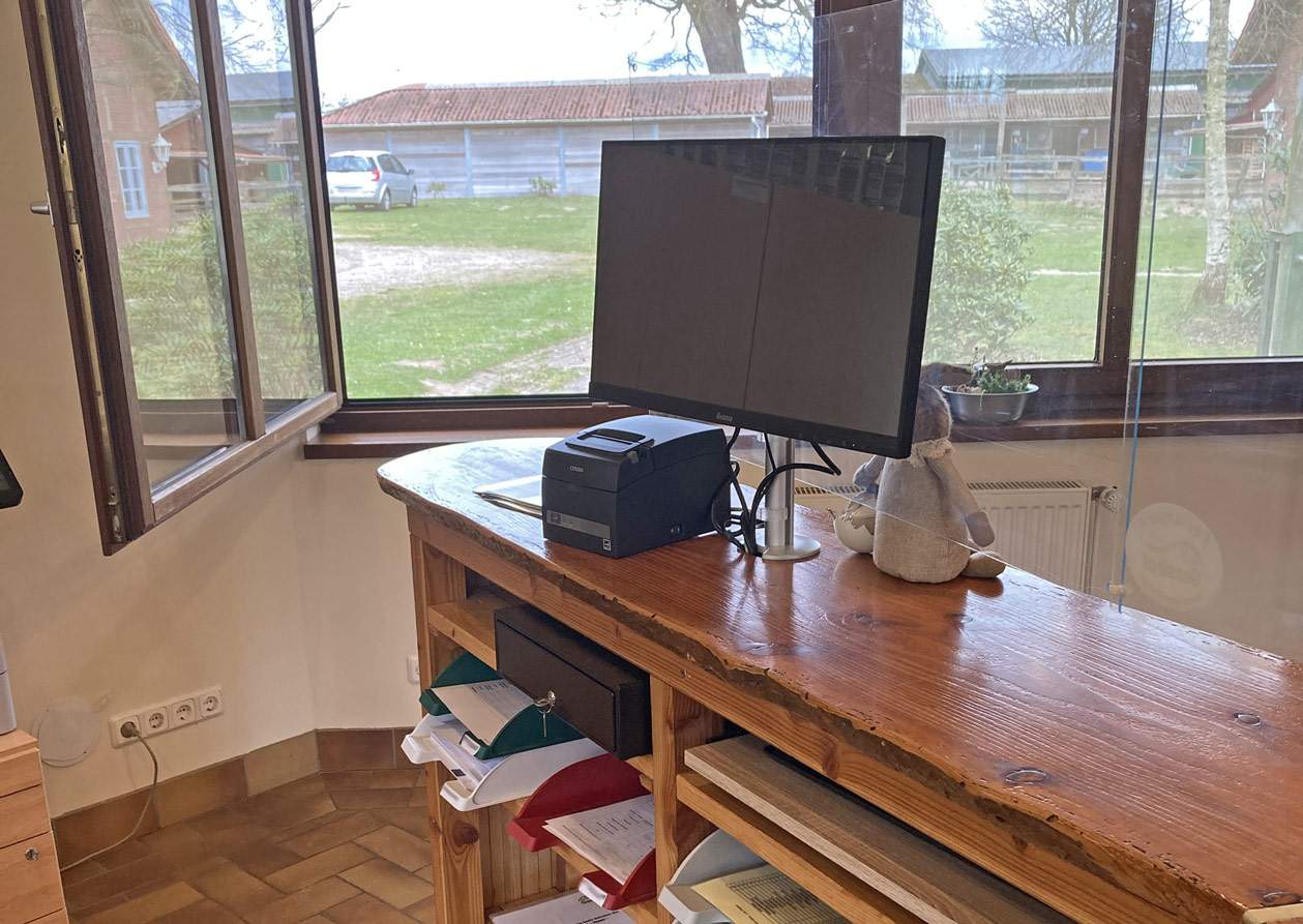 Foto von dem Tresenbereich in der Rezeption, mit dem neuen Kassensystem über einen Monitor am Tresen.