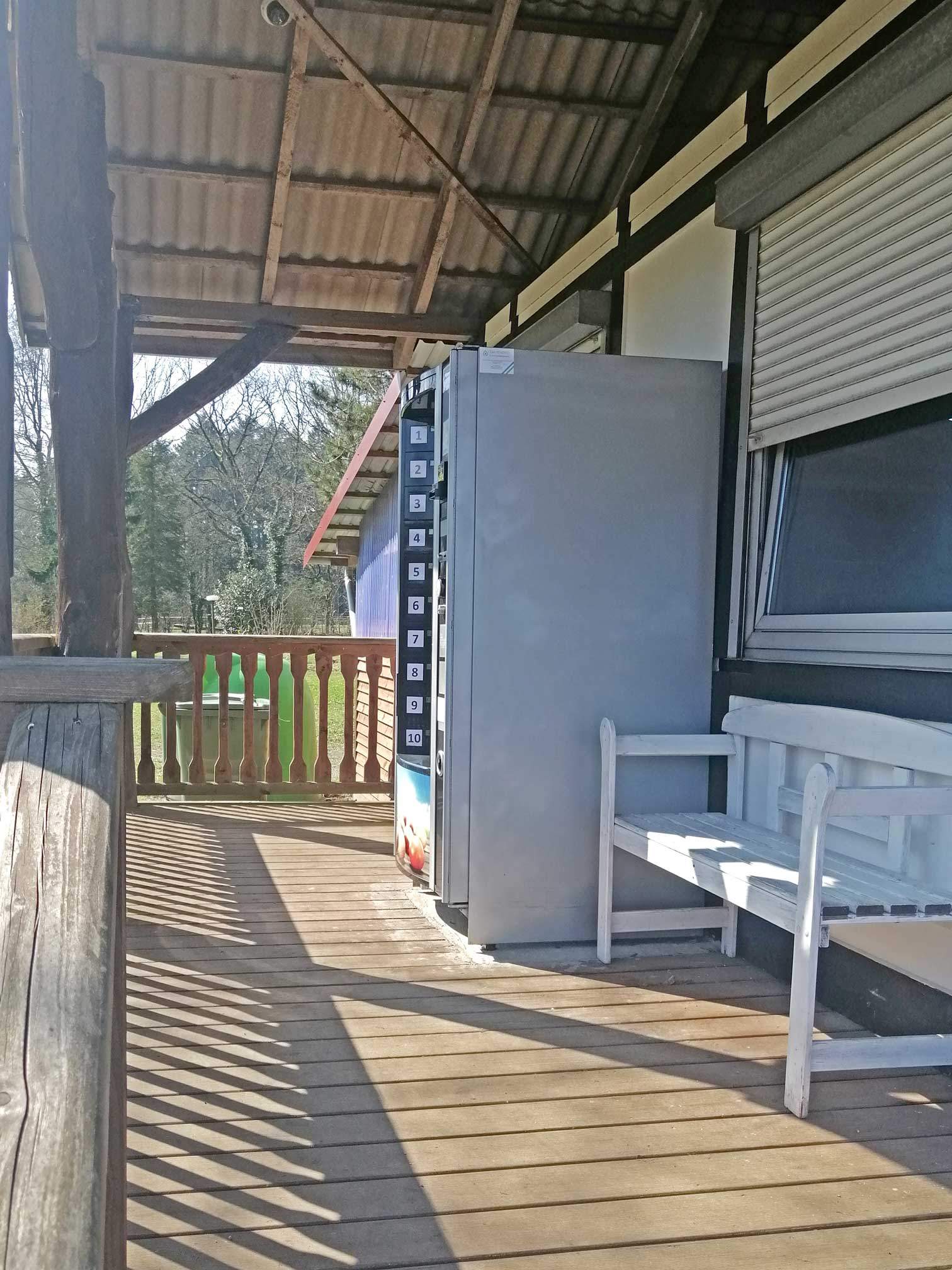 Foto von dem Lebensmittelautomaten, der in der Nähe der Rezeption auf der Veranda steht.