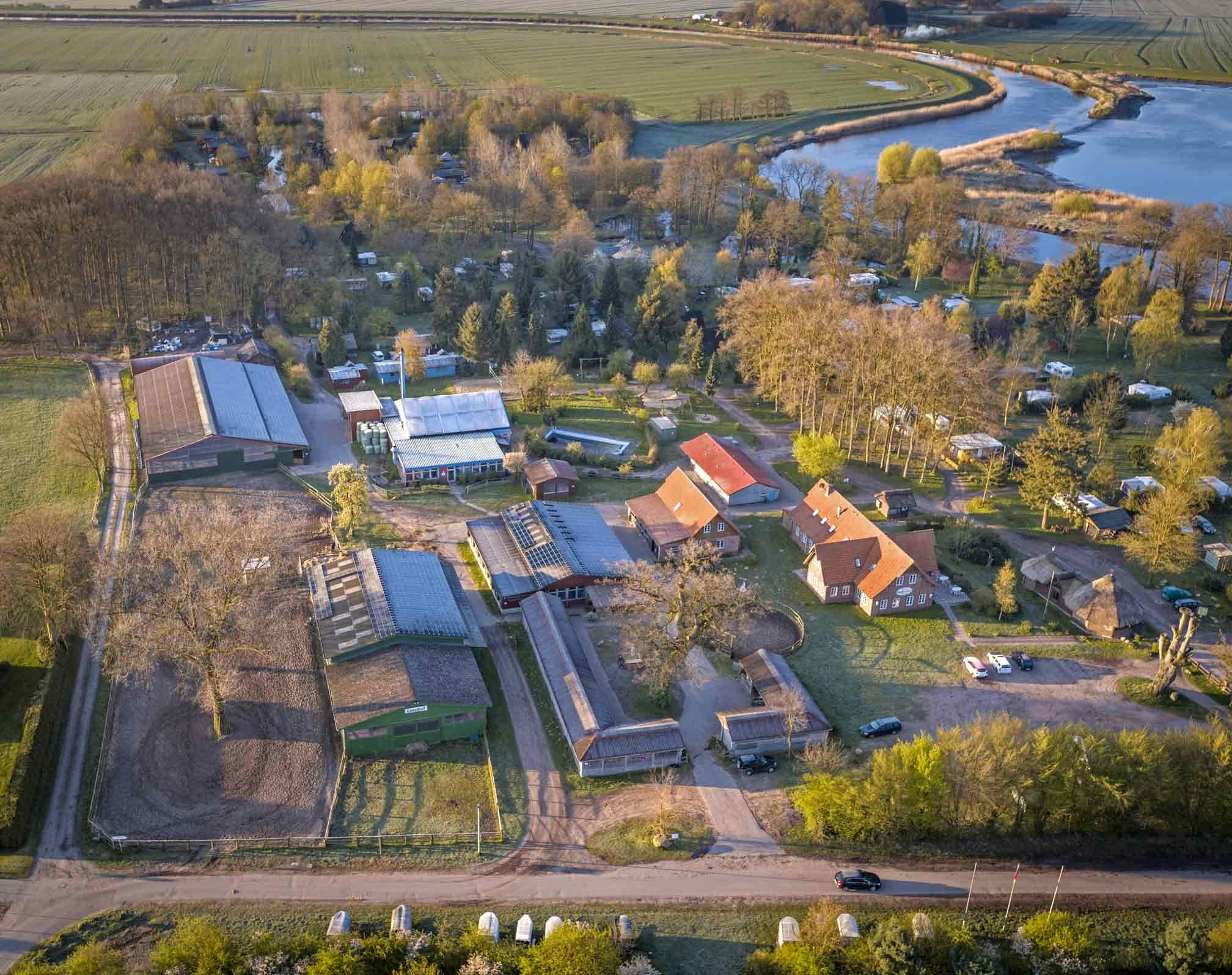 Luftaufnahme vom dem Reitstallgelände des Geesthofes, wo man die großen Reithallen und Reitplätze sehen kann.