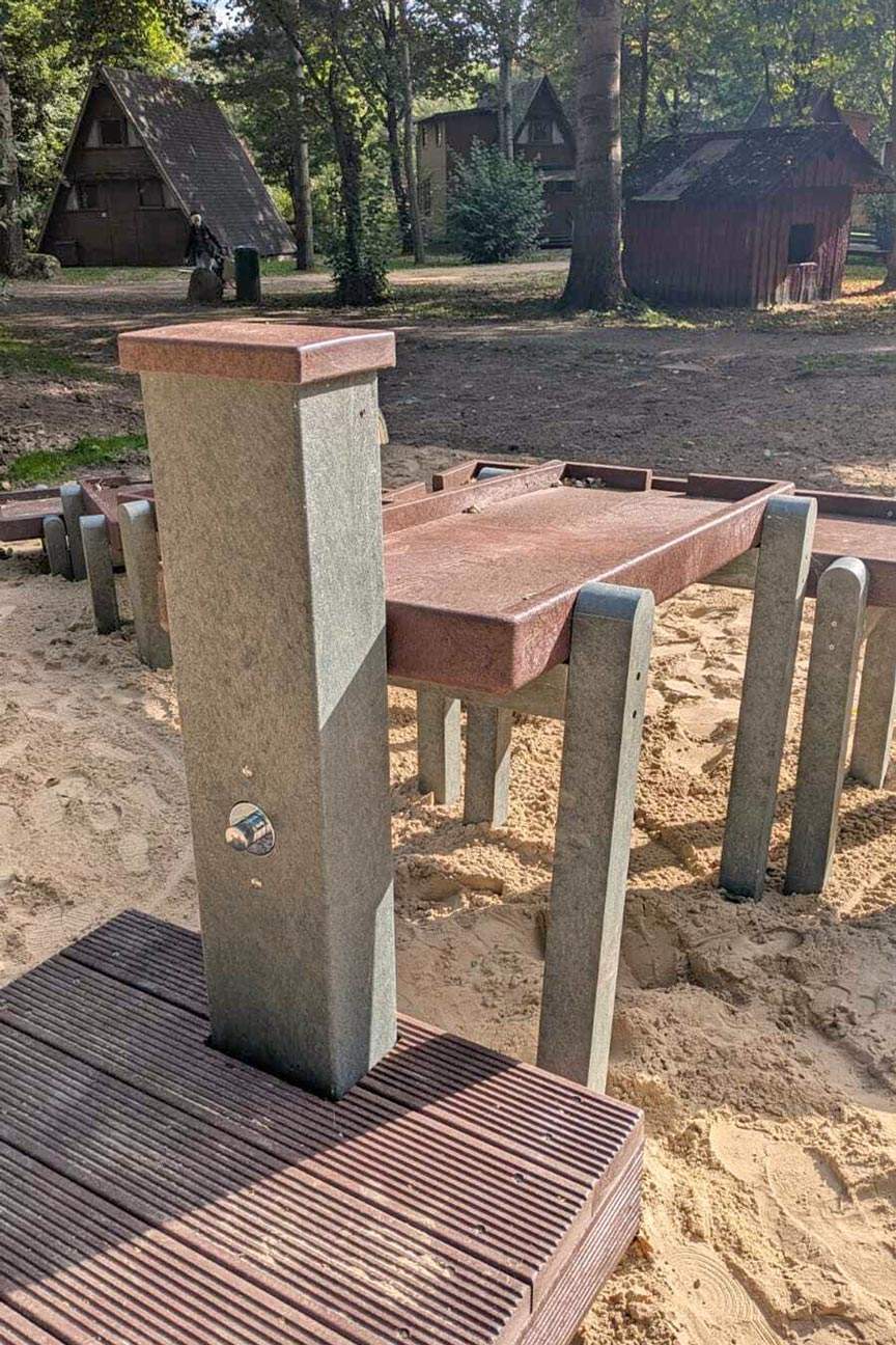 Matsch-Spielplatz für Kinder mit Wasserlauf