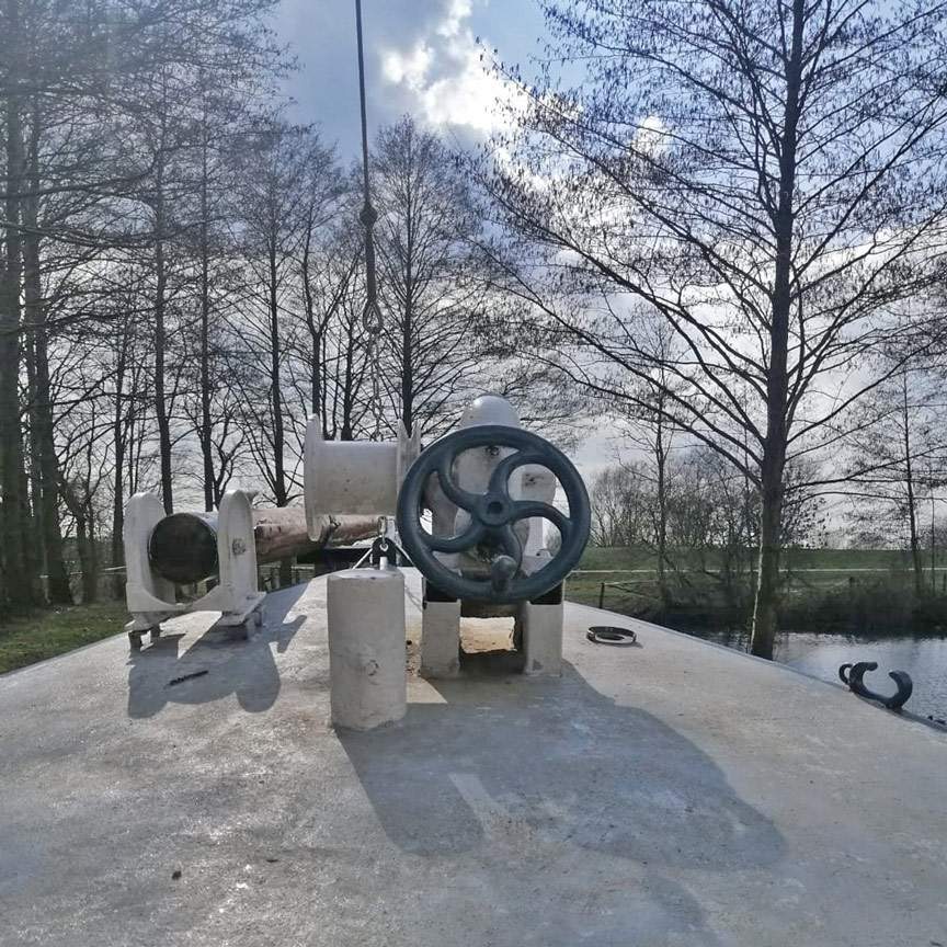 Foto eines Steuerrades auf dem Spielschiff, dass auf der Zeltwiese steht.