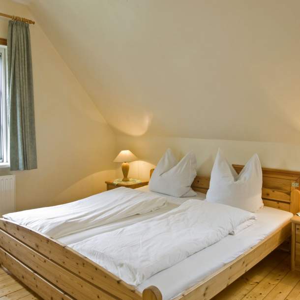 Foto eines gemütlichen Ferienzimmers mit Doppeltbett