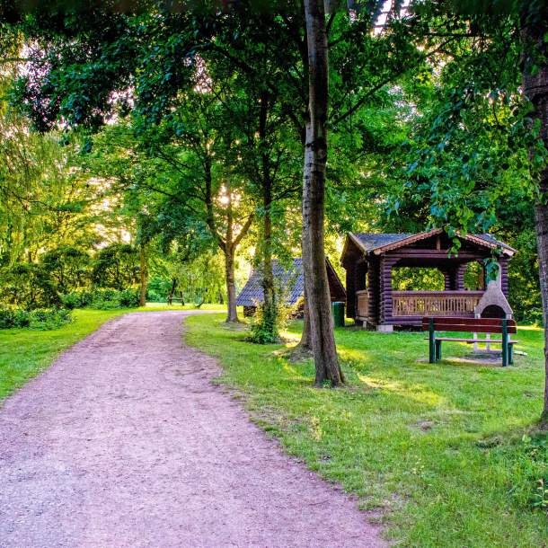 Foto eines Pavillons mit Grillplatz im Freien.