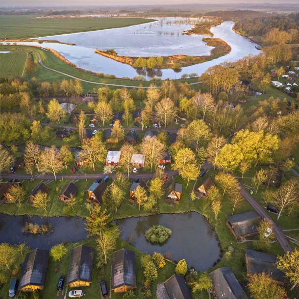 Foto von der Ferienhausanlage aus der Vogelperspektive.