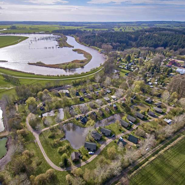 Luftaufnahme von dem Ferienhauspark und der Oste.