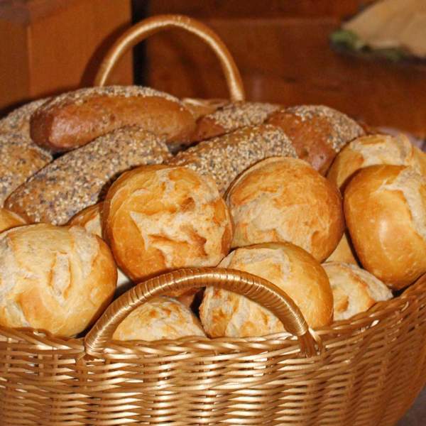 Foto von verschiedenen Brötchen in einem Brötchenkorb.