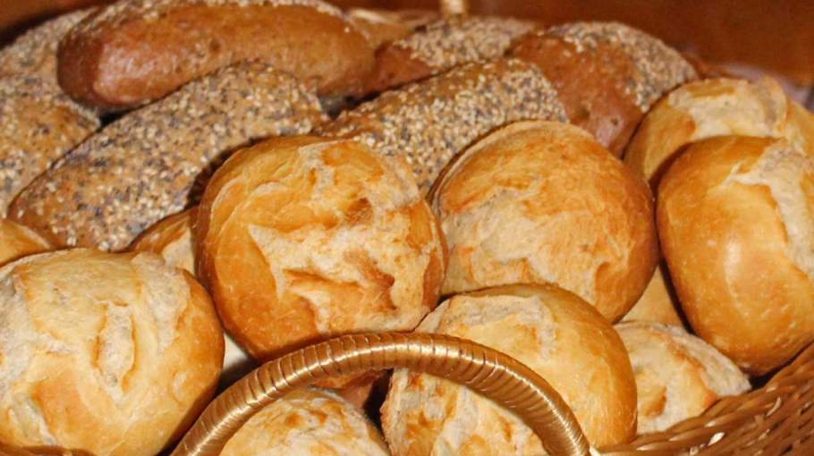 Foto von einigen Brötchen in einem Brötchenkorb.