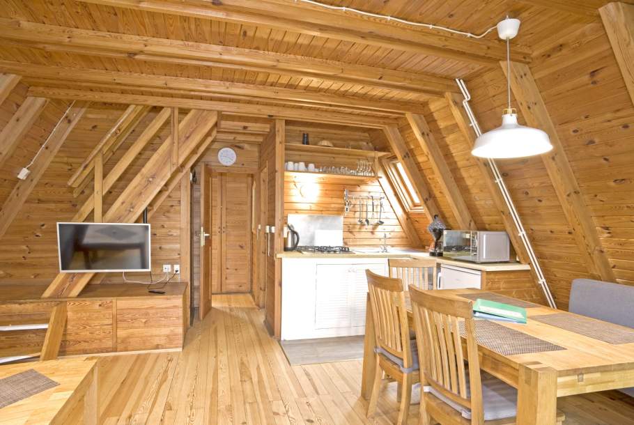 Foto von dem Wohnraum mit Blick auf die Küche im Ferienhaus 302.