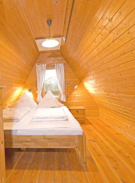 Foto von dem Schlafzimmer mit Doppelbett im Nurdachhaus 312.