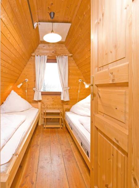 Foto von dem Schlafzimmer mit Einzelbetten im Nurdachhaus 312.
