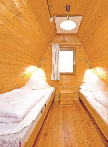 Foto von dem Schlafzimmer mit zwei Einzelbetten im Nurdachhaus 313.