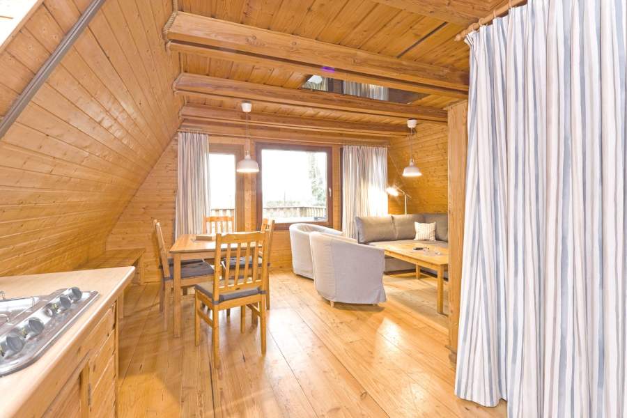 Bild von dem Wohn- und Essbereich mit Blick zur Terrasse im Nurdachhaus 313.