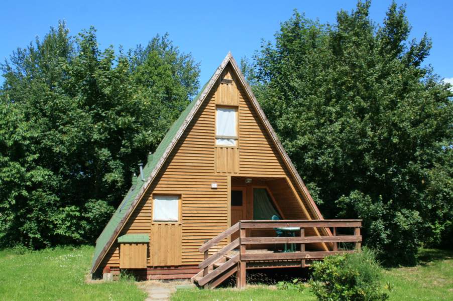 Foto von dem Nurdachhaus 314 auf einer Rasenfläche.