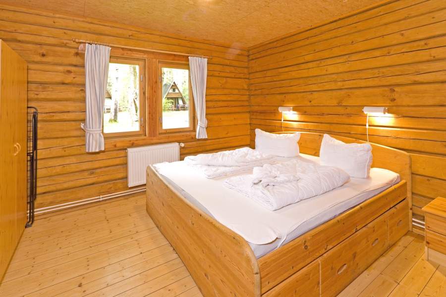 Foto von dem Schlafzimmer mit Doppelbett im Blockhaus 324.