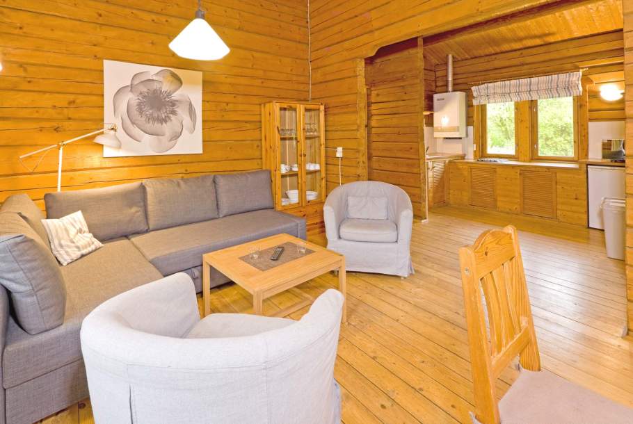 Foto von dem Wohn- und Küchenbereich im Blockhaus 324.