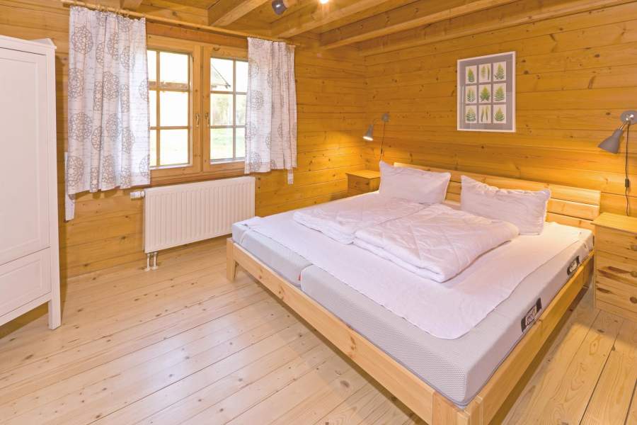 Foto von dem Schlafzimmer mit Doppelbett im Blockhaus 328.