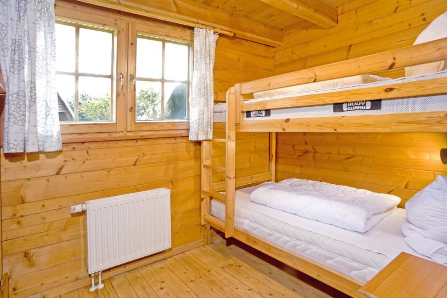 Foto von dem Schlafzimmer mit Etagenbett im Blockhaus 328.