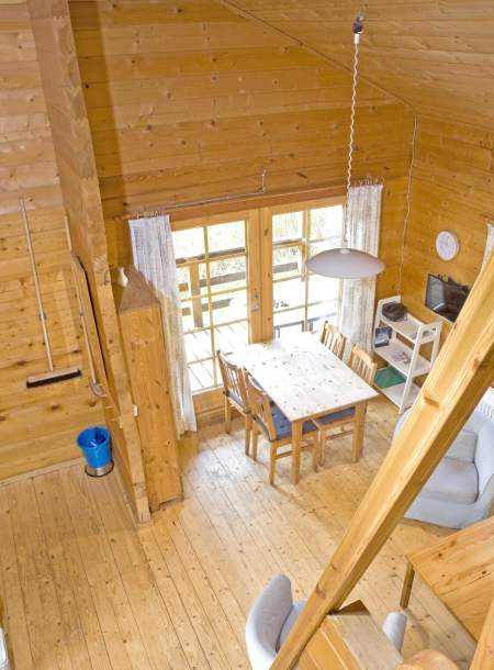 Foto von dem Wohnbereich im Blockhaus 328, fotografiert von der Schlafempore.