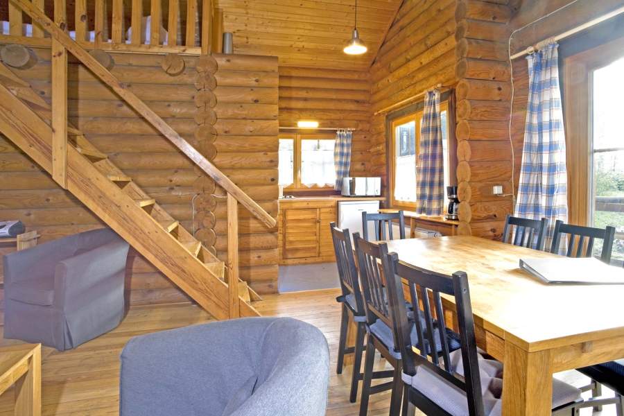 Foto von dem Essbereich mit offener Küche im Blockhaus 331.