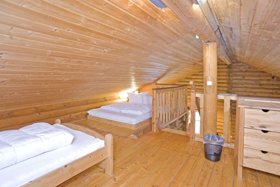 Foto von der Liegewiese auf der Schlafempore im Blockhaus 331.