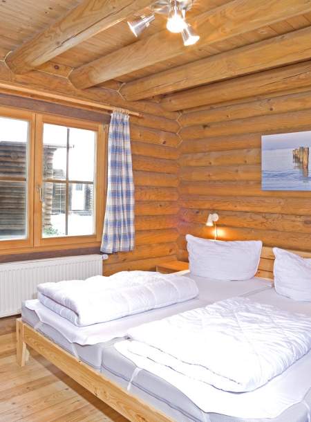Foto von dem Schlafzimmer mit Doppelbett im Blockhaus 331.