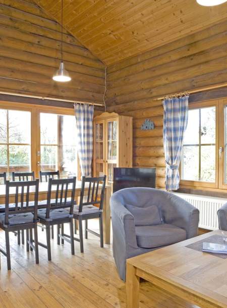 Foto von dem Wohn- und Essbereich im Blockhaus 331.