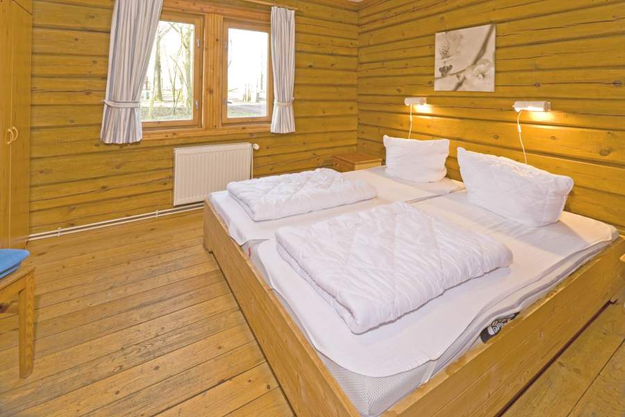 Foto von dem Schlafzimmer mit Doppelbett im Blockhaus 336.