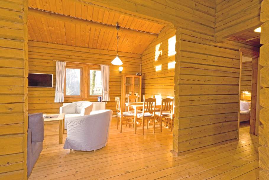 Foto von dem Wohn- und Essbereich im Blockhaus 336.