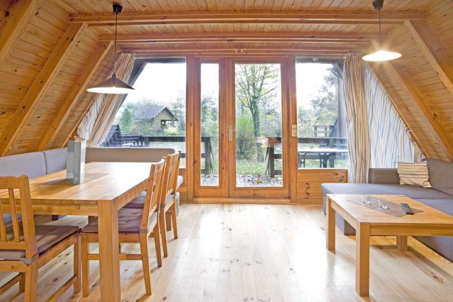 Foto von dem Wohn- und Essbereich mit Zugang zur Terrasse im Nurdachhaus 337.