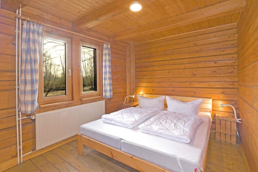 Foto von dem Schlafzimmer mit Doppelbett im karelischen Blockhaus 355.