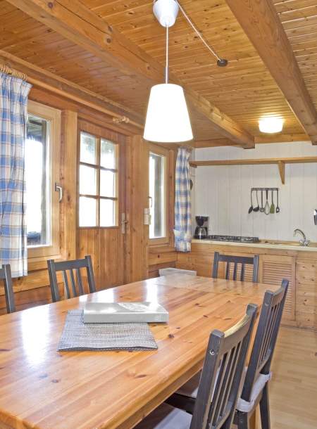 Foto von dem Essbereich mit offener Küche im karelischen Blockhaus 355.