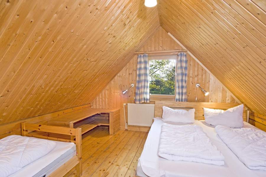 Foto von dem Schlafzimmer mit Doppel- und Einzelbett im karelischen Blockhaus 355.