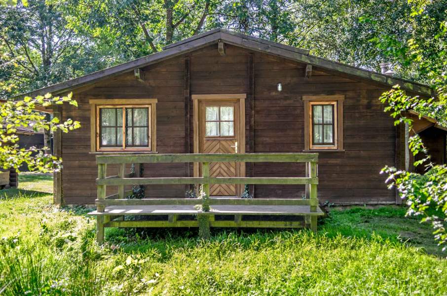 Foto von dem Ferienhaus 361 auf einer Rasenfläche.